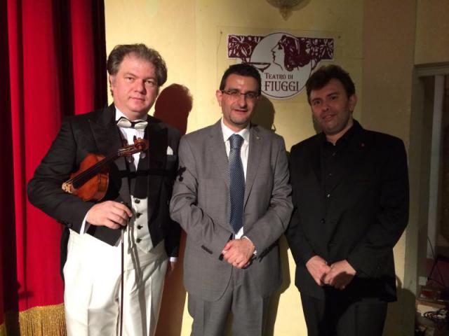 il violinista Cihat Askin, il compositore Francesco Marino ed il pianista Roberto Issoglio presso il Teatro di Fiuggi 